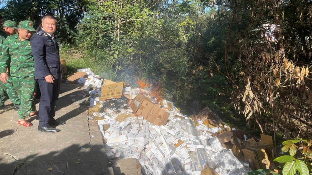 tieu-huy-hon-44-000-bao-thuoc-la-nhap-lau-o-quang-tri (2).jpg