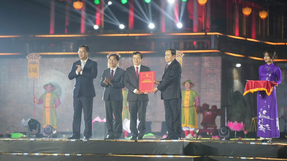 Chủ tịch Quốc hội Trần Thanh Mẫn trao Nghị quyết Nghị quyết của Quốc hội về việc thành lập TP Huế trực thuộc Trung ương cho lãnh đạo tỉnh Thừa Thiên Huế. Ảnh: N.HIẾU