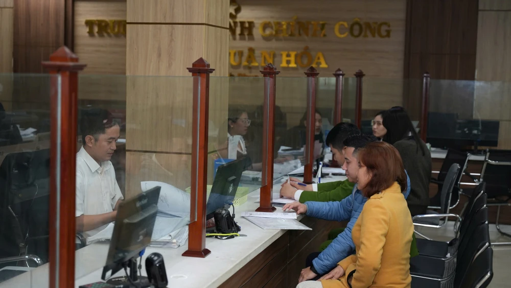 Người dân đến Trung tâm hành chính công quận Thuân Hóa để giải quyết các thủ tục trong ngày đầu làm việc năm 2025.