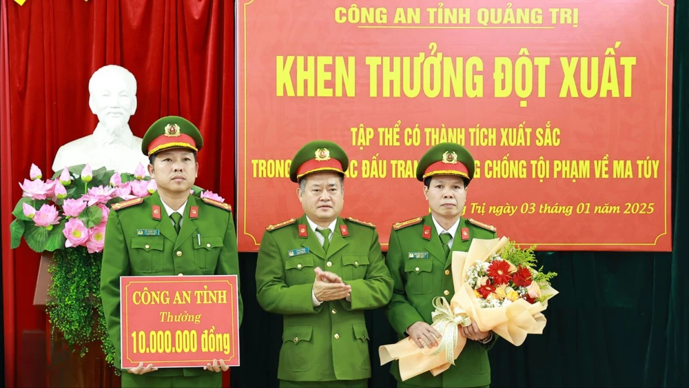 10 bánh heroin và 15kg nghi là ma túy