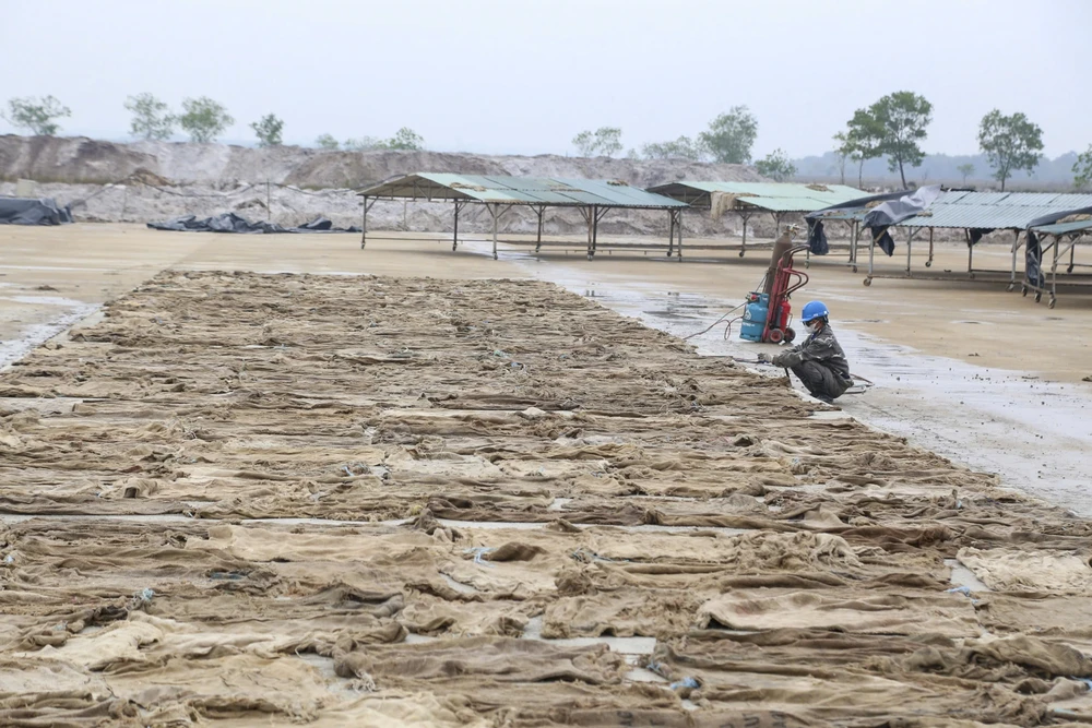 can-canh-cang-hang-khong-dang-xay-dung-giua-trang-cat-quang-tri (15).jpg