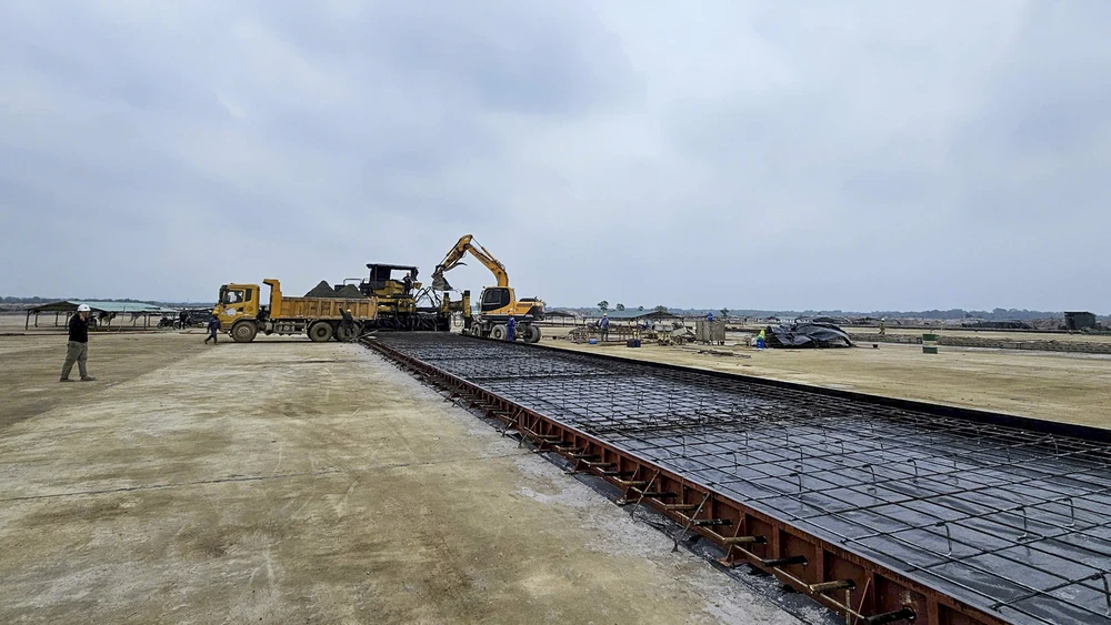 can-canh-cang-hang-khong-dang-xay-dung-giua-trang-cat-quang-tri (18).jpg