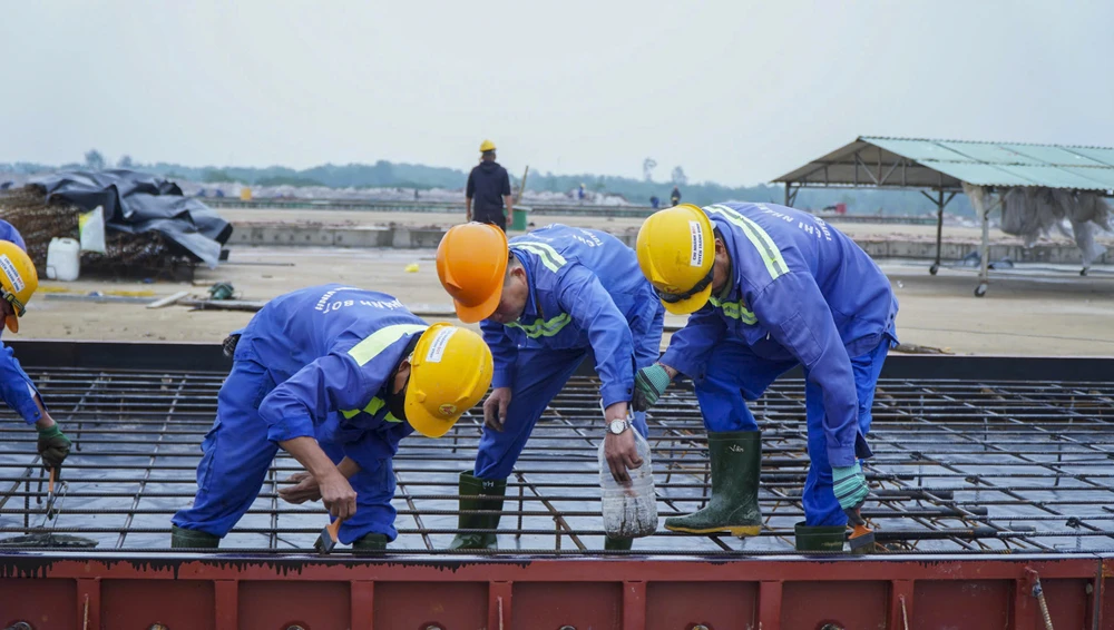 can-canh-cang-hang-khong-dang-xay-dung-giua-trang-cat-quang-tri (7).jpg