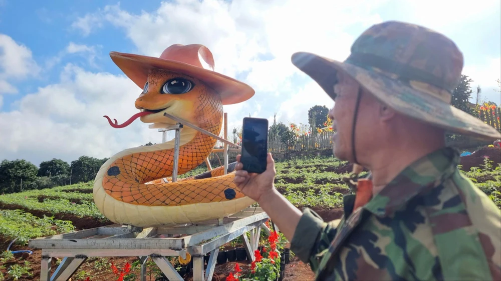 can-canh-nhan-sac-linh-vat-ran-cua-nghe-nhan-o-quang-tri (1).jpg