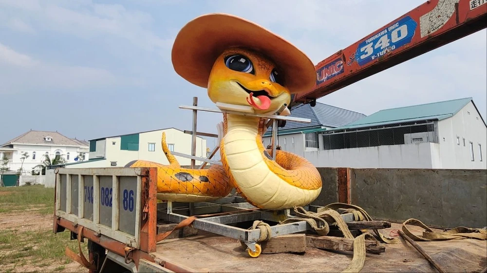 Linh vật rắn do nghệ nhân Đinh Văn Tâm - người từng nhận được mưa lời khen khi tạo ra những linh vật trong nhiều năm qua. Ảnh: V.TÂM