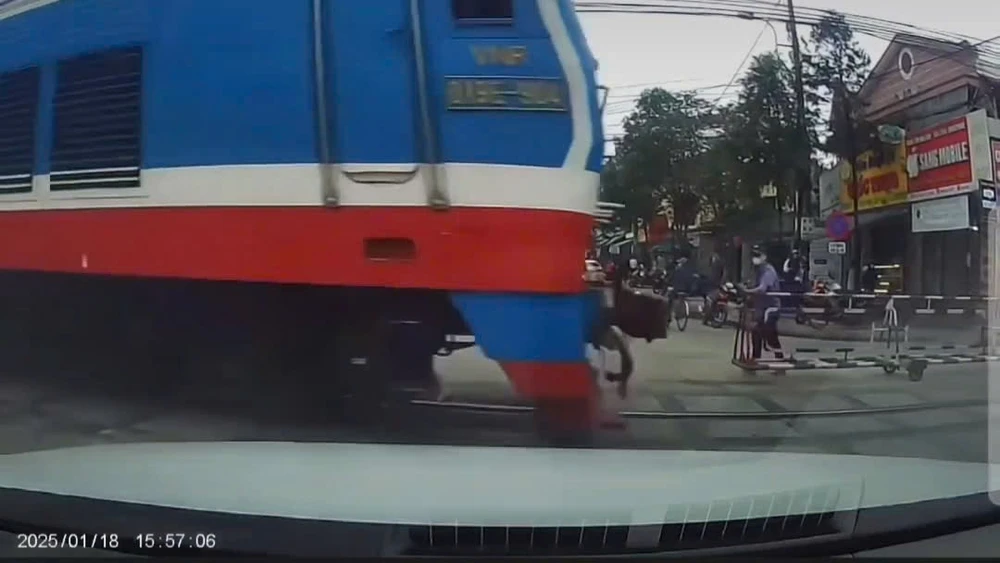 Gác chắn chưa kéo hết