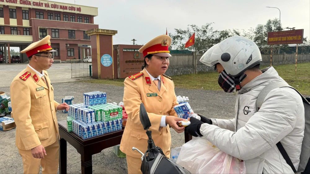 cong-an-ho-tro-xang-xe-nuoc-uong-cho-nguoi-ve-que-an-tet (12).jpg