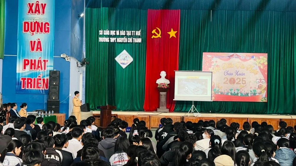 cong-an-ho-tro-xang-xe-nuoc-uong-cho-nguoi-ve-que-an-tet (8).jpg