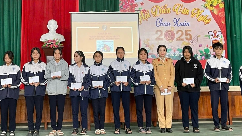 cong-an-ho-tro-xang-xe-nuoc-uong-cho-nguoi-ve-que-an-tet (9).jpg