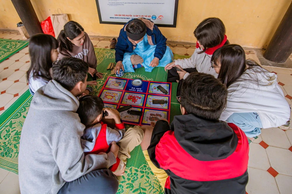 chum-anh-du-khach-tham-quan-dai-noi-hue-trong-ngay-dau-nam (32).jpg