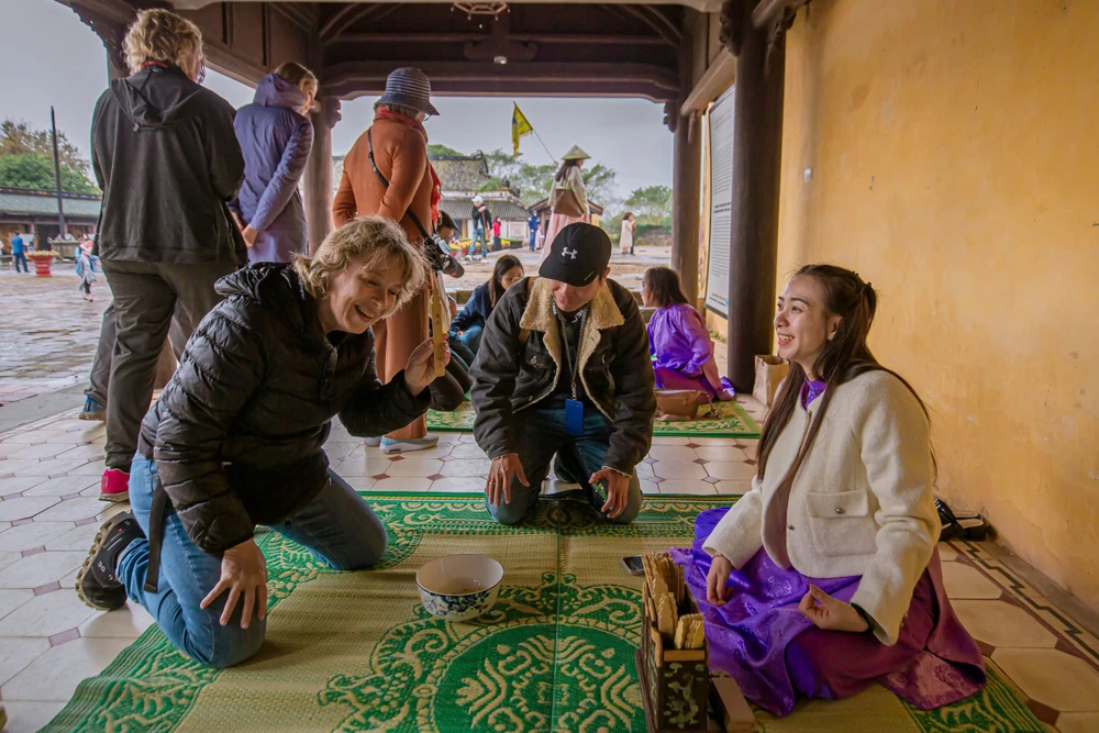 chum-anh-du-khach-tham-quan-dai-noi-hue-trong-ngay-dau-nam (35).jpg