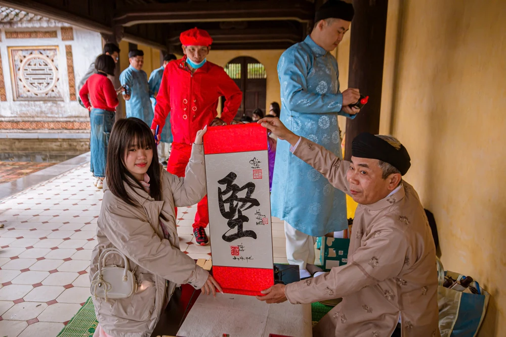 chum-anh-du-khach-tham-quan-dai-noi-hue-trong-ngay-dau-nam (42).jpg