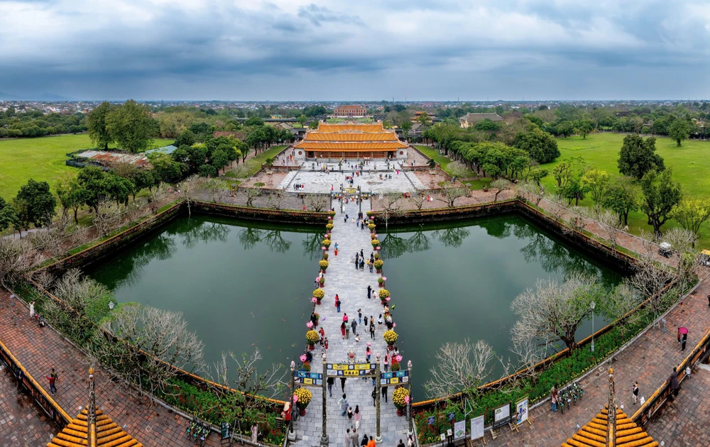 chum-anh-du-khach-tham-quan-dai-noi-hue-trong-ngay-dau-nam (7).jpg