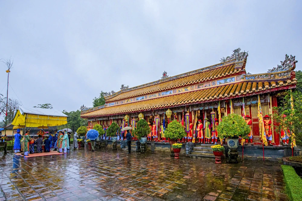 ha-cay-neu-trong-hoang-cung-hue-7.jpg