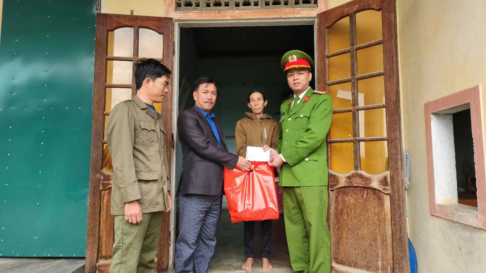 nguoi-phu-nu-ngheo-o-quang-tri-xuc-dong-khi-duoc-ho-tro-160-trieu-dong (1).jpg