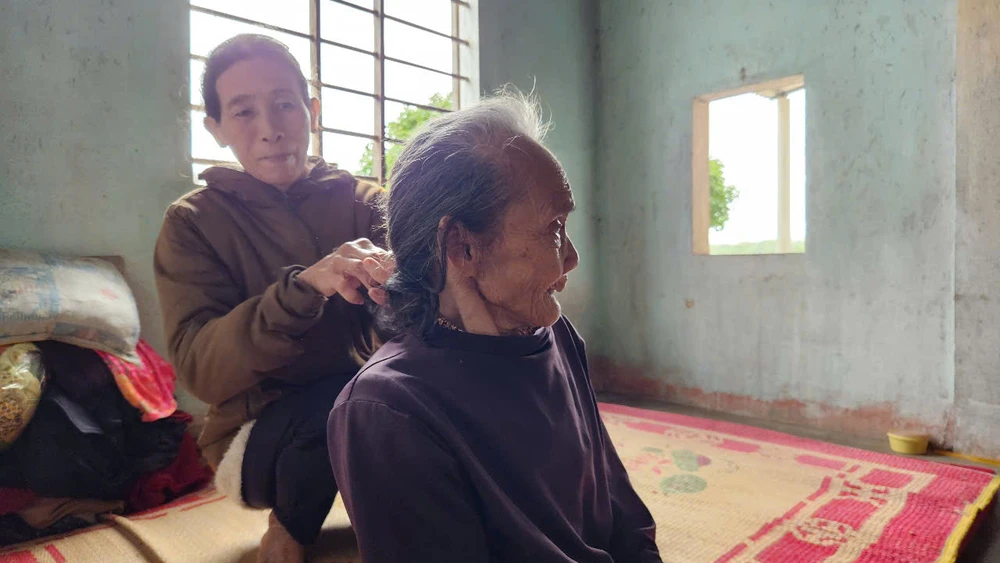 nguoi-phu-nu-ngheo-o-quang-tri-xuc-dong-khi-duoc-ho-tro-160-trieu-dong (2).jpg