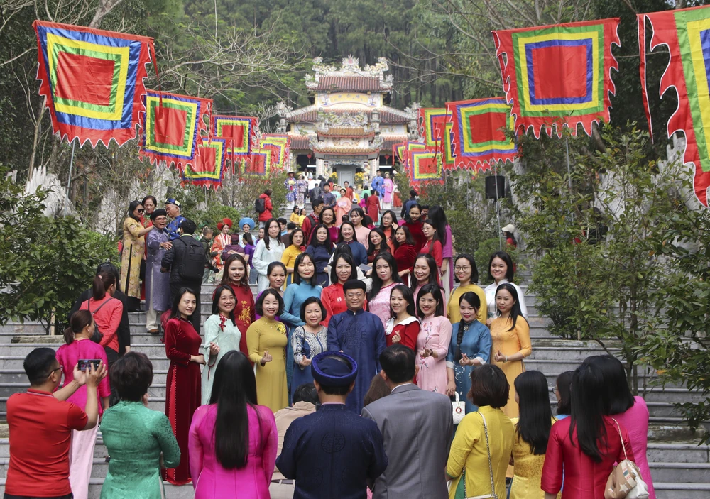 nguoi-dan-den-den-huyen-tran-cong-chua (12).jpg