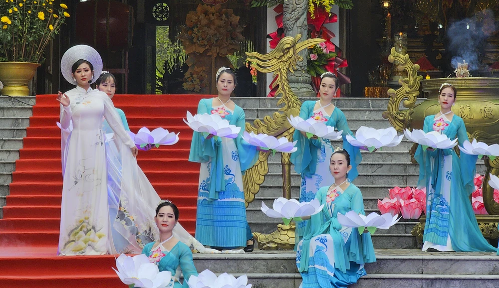 nguoi-dan-den-den-huyen-tran-cong-chua (2).jpg