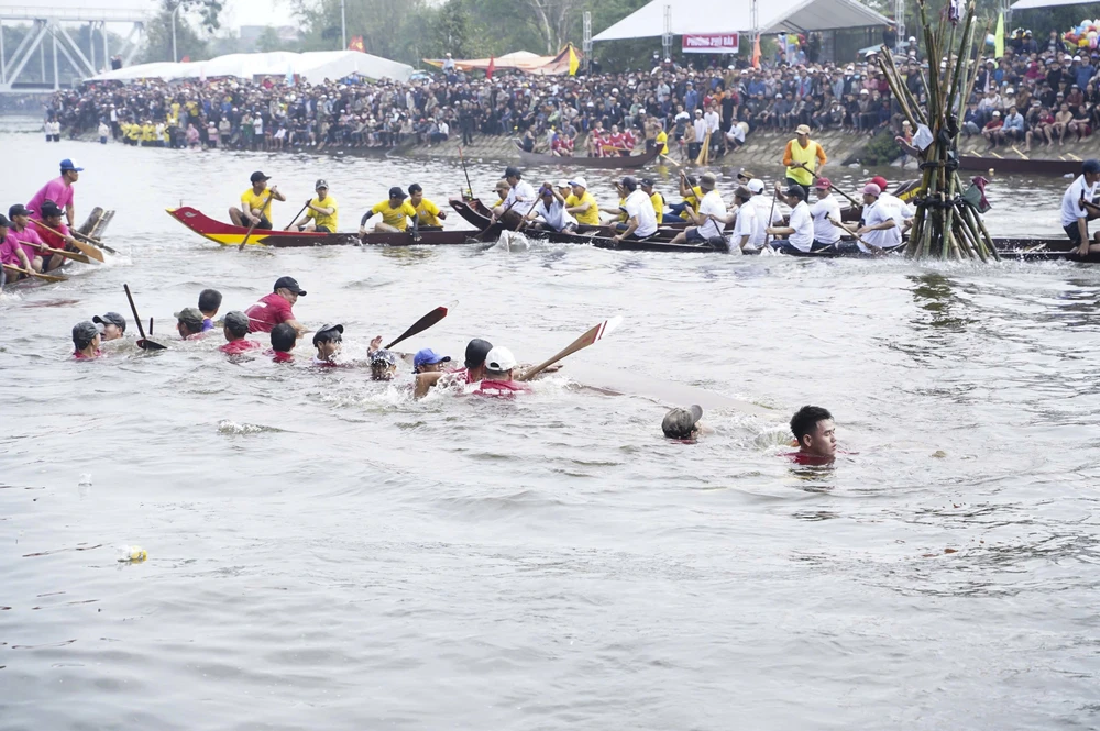 nguoi-dan-xu-hue-chen-chuc-ben-song-xem-cac-doi-dua-tranh-tai-dau-xuan (3).jpg