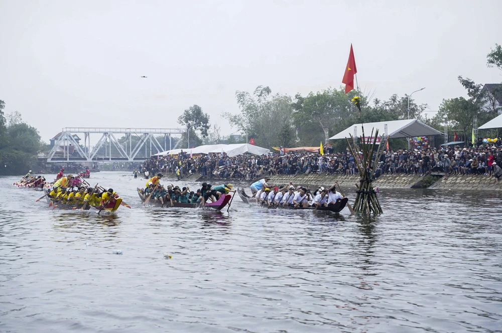 nguoi-dan-xu-hue-chen-chuc-ben-song-xem-cac-doi-dua-tranh-tai-dau-xuan (7).jpg