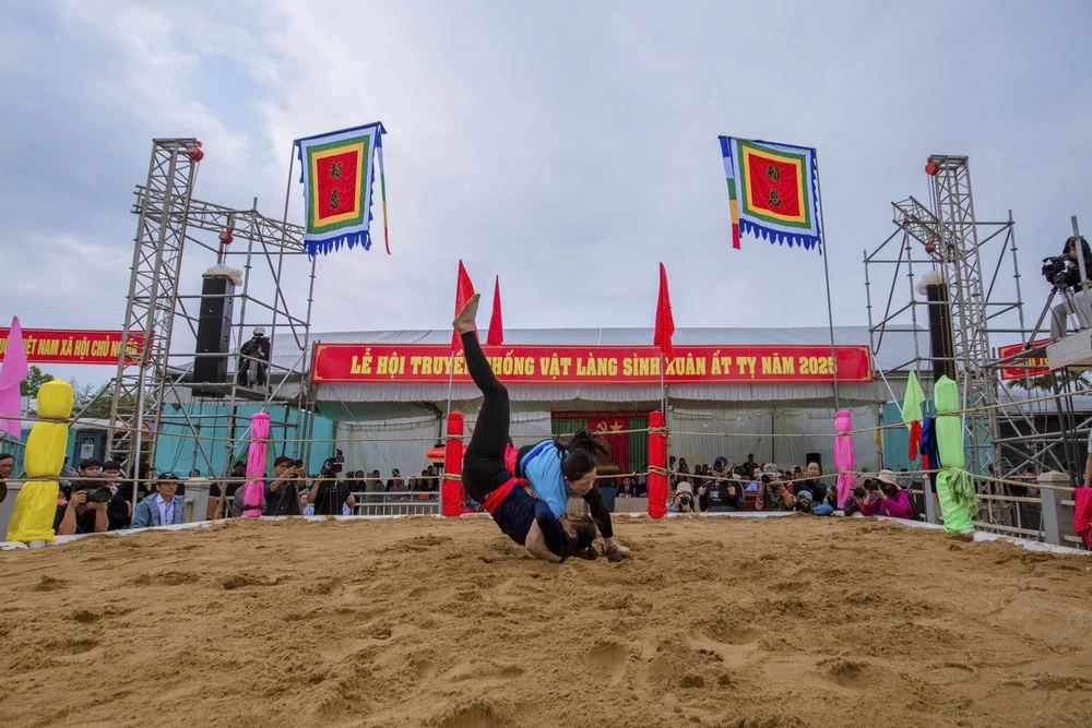 xem-nam-thanh-nu-tu-xu-hue-len-soi-vat-dau-nam (10).jpg