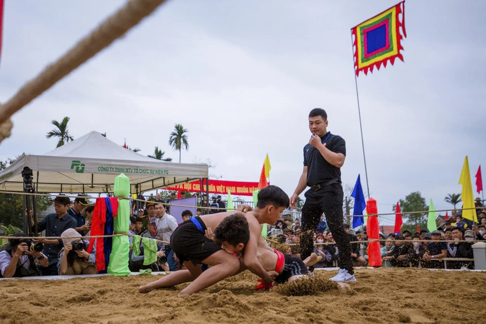 xem-nam-thanh-nu-tu-xu-hue-len-soi-vat-dau-nam (17).jpg