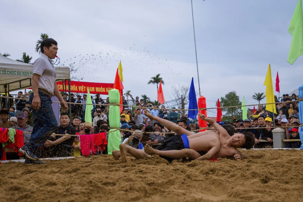 xem-nam-thanh-nu-tu-xu-hue-len-soi-vat-dau-nam (18).jpg