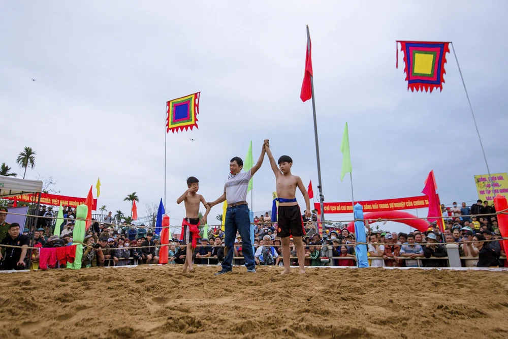 xem-nam-thanh-nu-tu-xu-hue-len-soi-vat-dau-nam (19).jpg