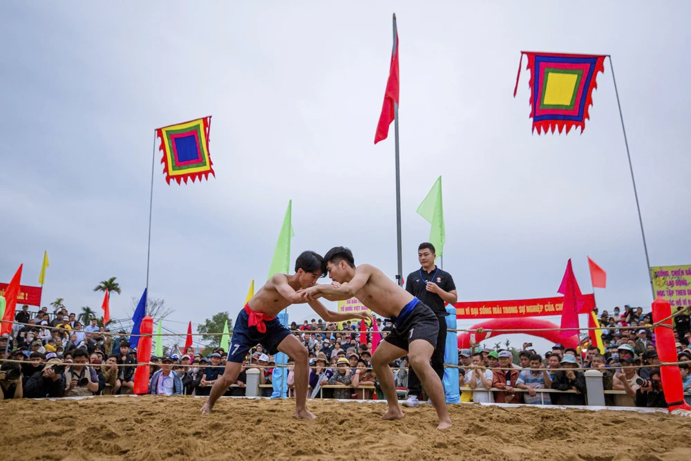 xem-nam-thanh-nu-tu-xu-hue-len-soi-vat-dau-nam (4).jpg