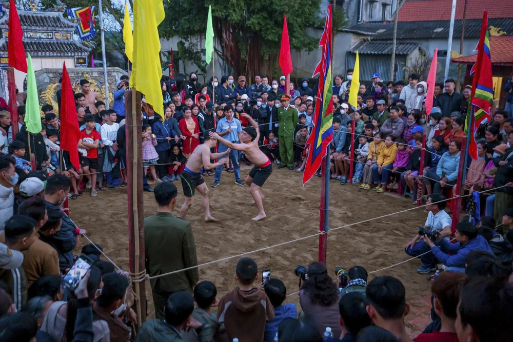 xem-nam-thanh-nu-tu-xu-hue-len-soi-vat-dau-nam (6).jpg