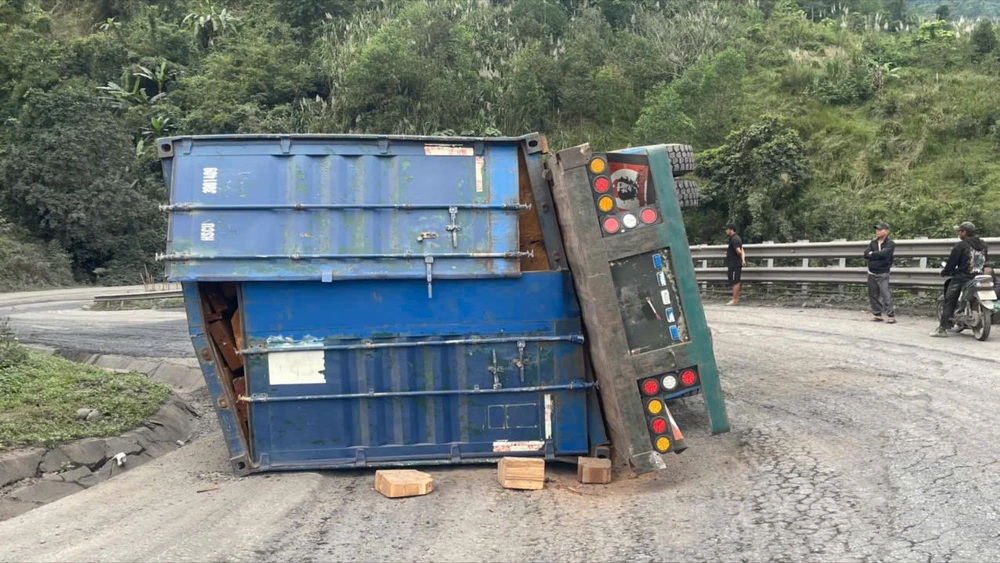 xe-cho-go-lat-chan-ngang-duong-ql15d-len-cua-khau-quoc-te-la-lay-bi-un-tac (2).jpg