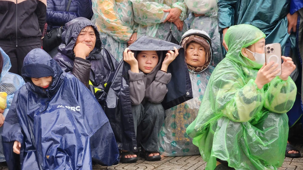 quang-tri-doi-mua-tien-1-000-thanh-nien-len-duong-ngap (15).jpg