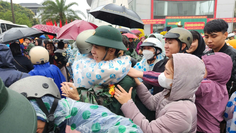 quang-tri-doi-mua-tien-1-000-thanh-nien-len-duong-ngap (6).jpg