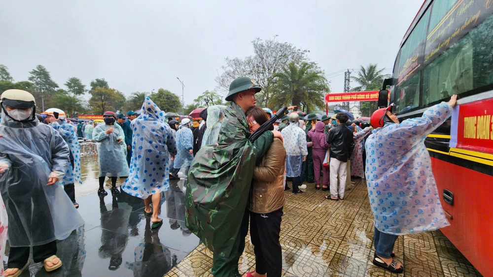 quang-tri-doi-mua-tien-1-000-thanh-nien-len-duong-ngap (7).jpg