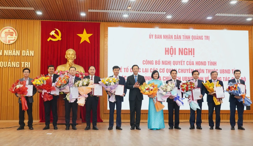 quang-tri-trao-quyet-dinh-bo-nhiem-giam-doc-pho-giam-doc-so (4).jpg