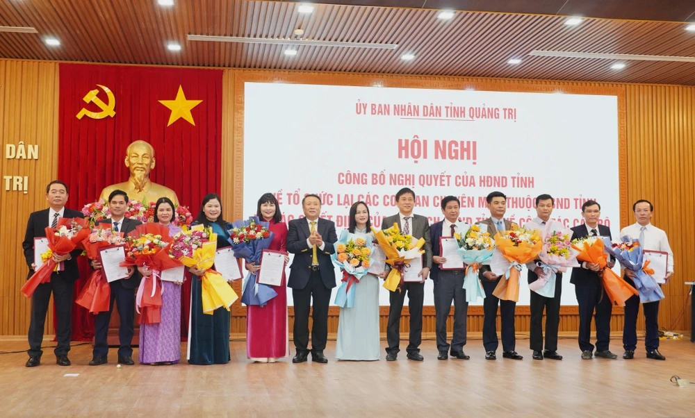 quang-tri-trao-quyet-dinh-bo-nhiem-giam-doc-pho-giam-doc-so (5).jpg