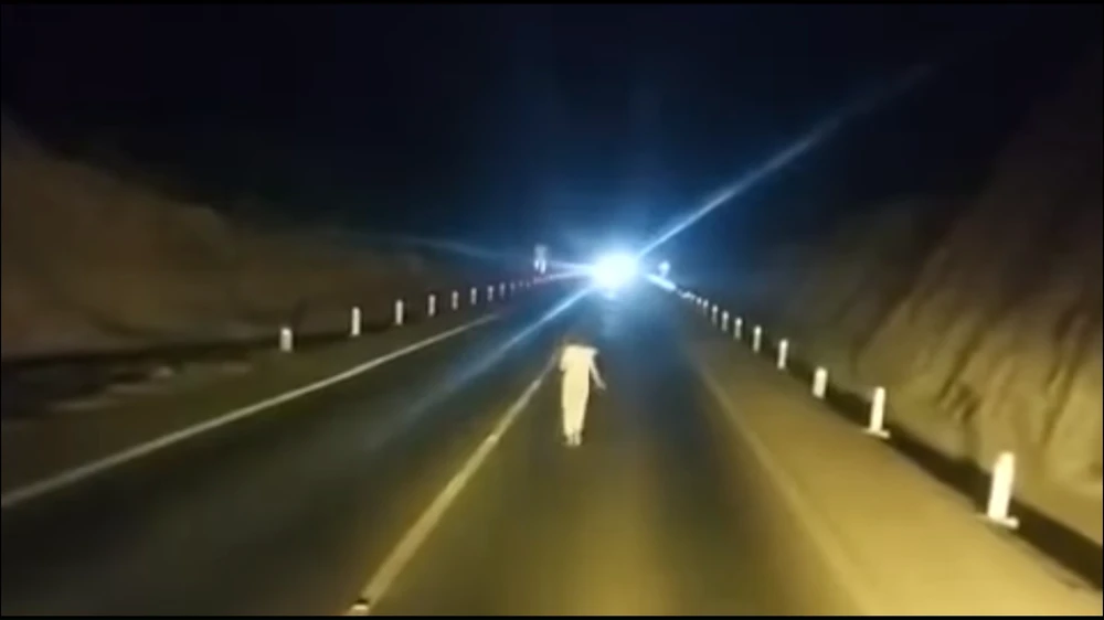 cô gái đi bộ trên cao tốc