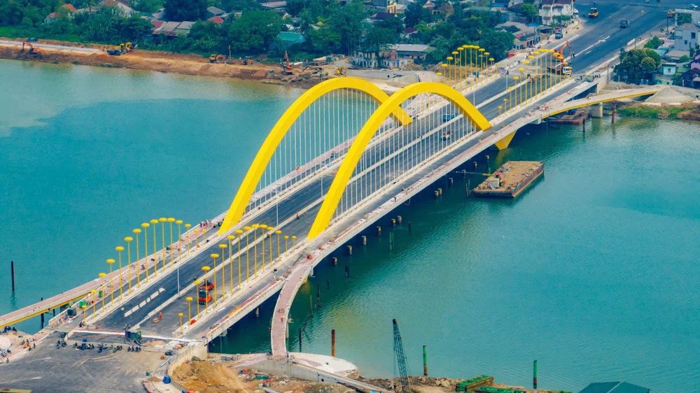 nhung-chiec-long-che-vua-tren-cay-cau-gan-2-300-ti-dong-qua-song-huong (4).jpg