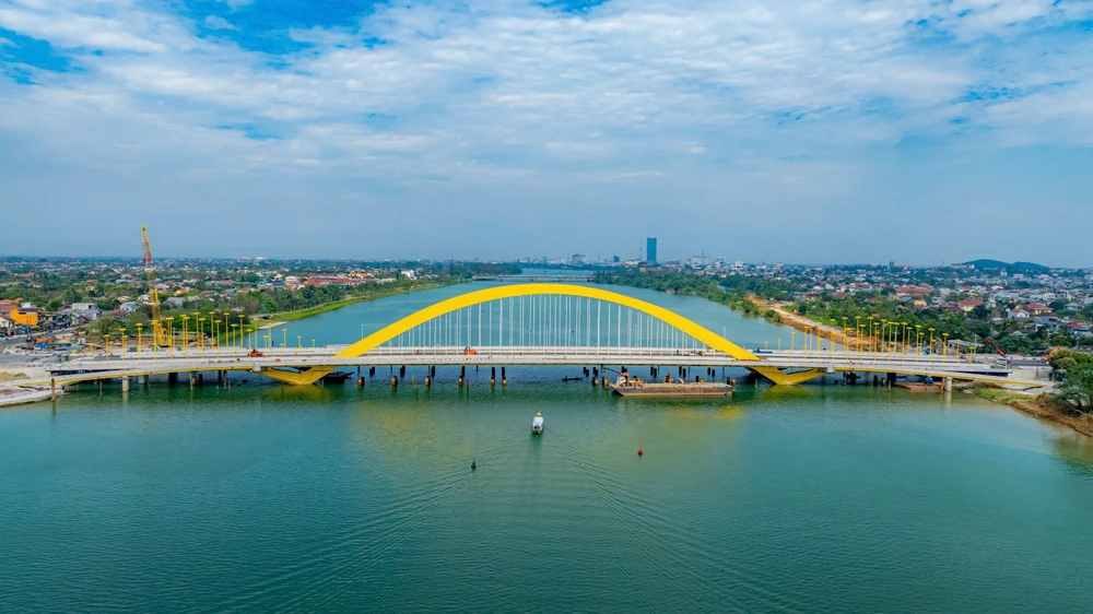 nhung-chiec-long-che-vua-tren-cay-cau-gan-2-300-ti-dong-qua-song-huong (5).jpg