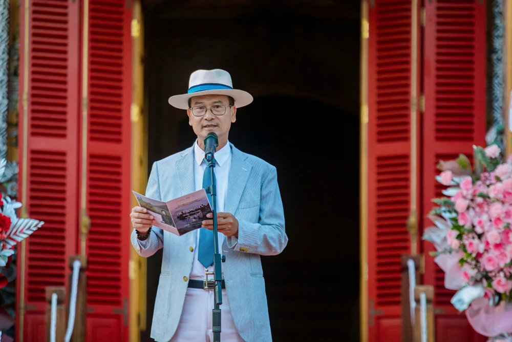 du-khach-chen-chan-ngam-tranh-cua-vua-ham-nghi-trong-trien-lam-o-hue (10).jpg