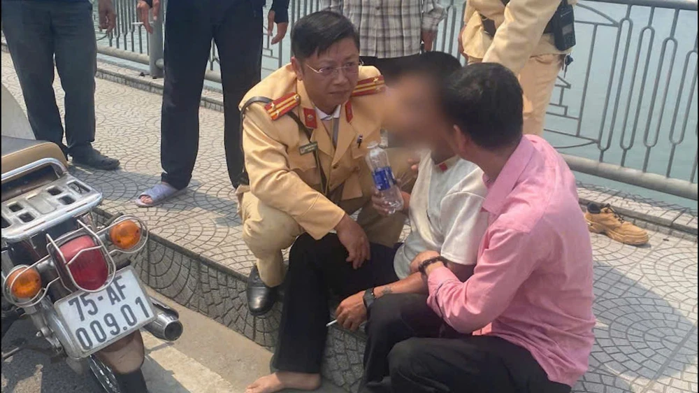 Nhảy cầu vì buồn chuyện tình cảm