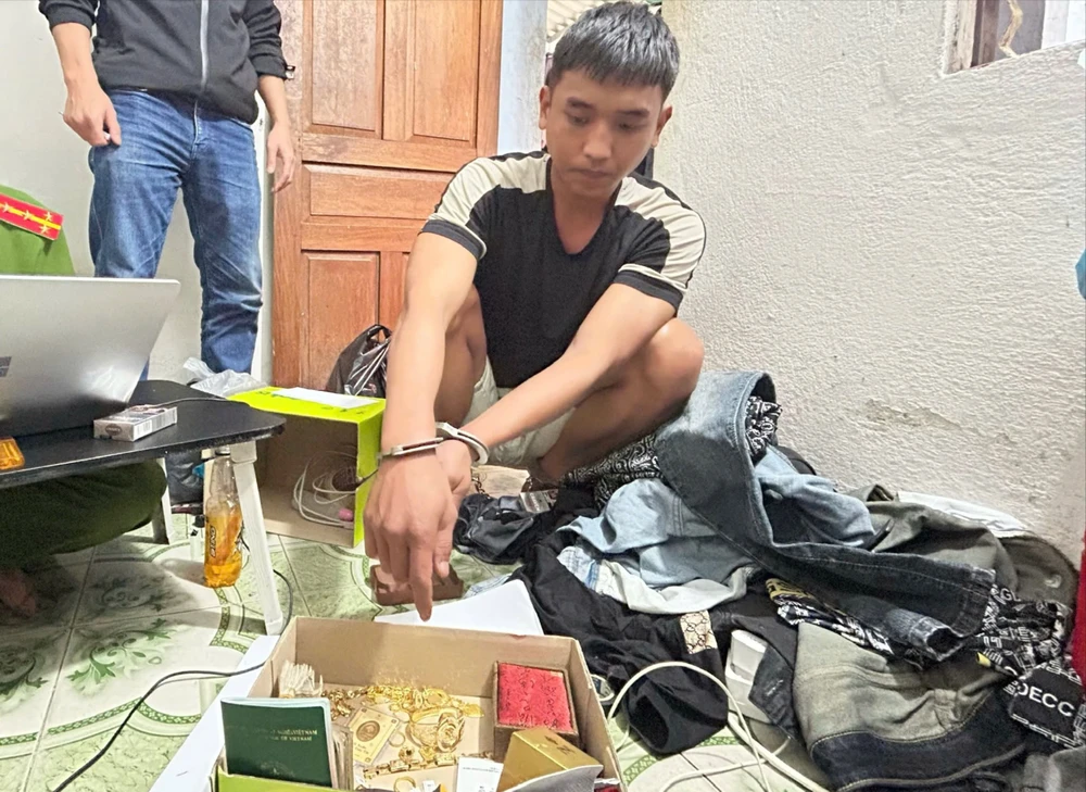 Nam thanh niên phá két sắt, trộm tiền và vàng giá trị 1 tỉ đồng.jpg