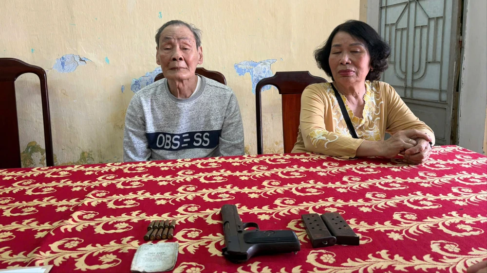 tự nguyện giao nộp khẩu súng k54