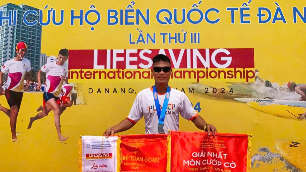 nhan-vien-ngan-hang-dung-cam-lao-xuong-song-huong-cuu-nguoi-duoi-nuoc (1).jpg