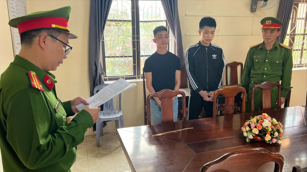 mâu thuẫn trong quán nhậu khiến 2 người bị thương