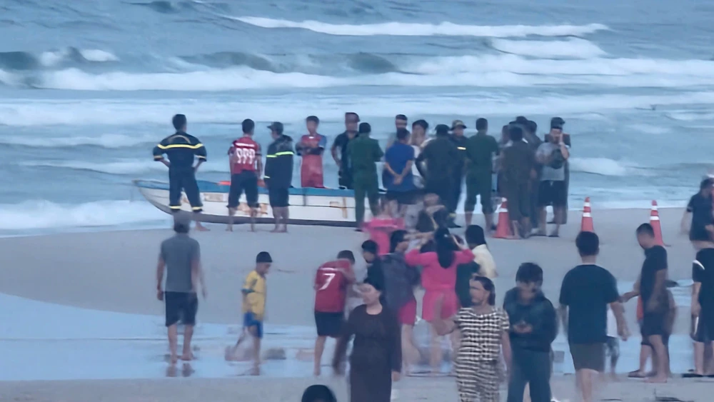 Tìm kiếm nam thanh niên bị đuối nước