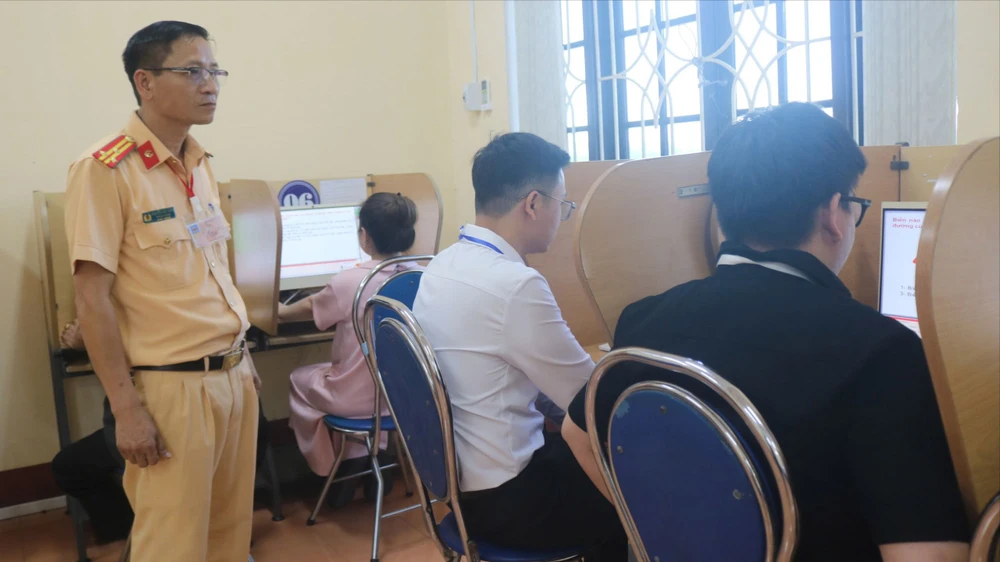 cong-an-tp-hue-lan-dau-cam-trich-sat-hach-lai-xe (2).jpg