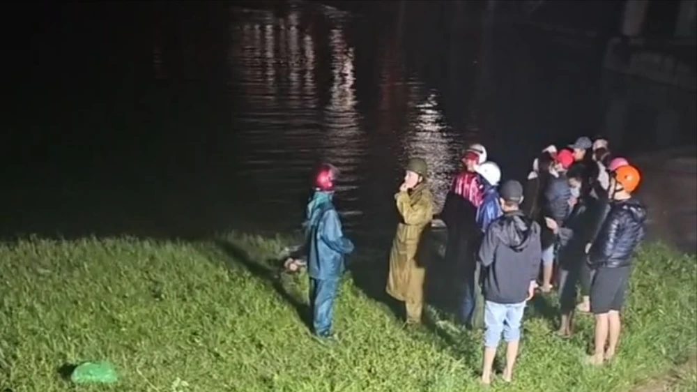 Người mẹ trẻ ôm con gái 1 tuổi tự tử trên sông Hương