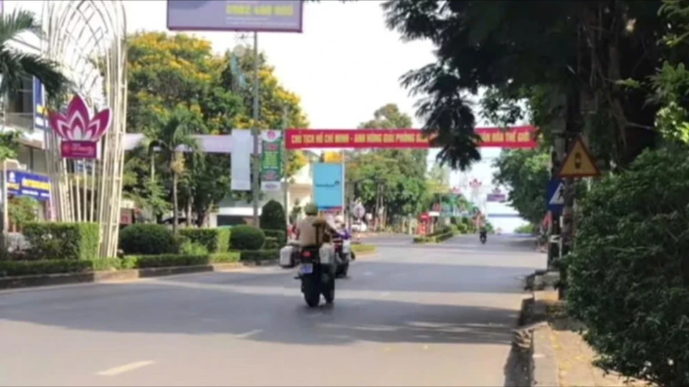 nam-thieu-nien-thong-chot-csgt-tai-giai-dua-xe-dap-o-quang-tri (2).jpg