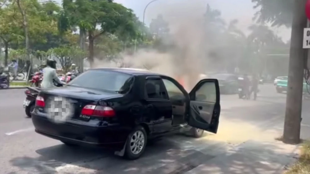 Ô tô con bất ngờ bốc cháy